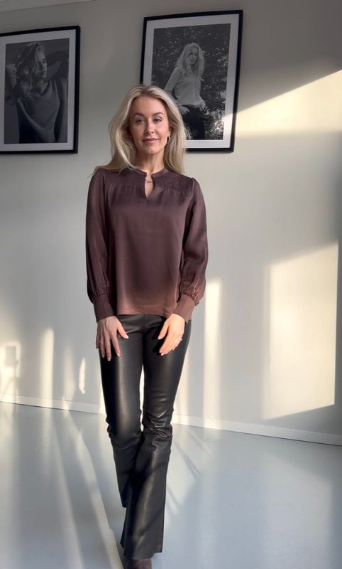 Amuse Agnes silkebluse, brun og rosa